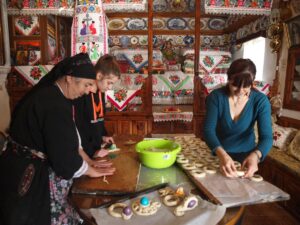 Πλάσιμο κουλουριών και πούλων τη Μεγάλη Εβδομάδα των φουρνισμάτων στην Όλυμπο της Καρπάθου.