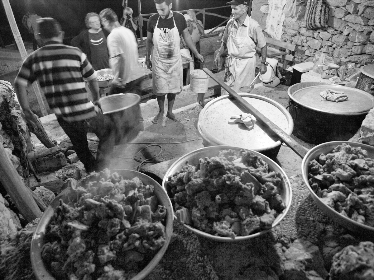 Τα μαγειρεία του πανηγυριού του Αι Γιάννη στη Βρουκούντα στην περιφέρεια της Ολύμπου στη βόρεια Κάρπαθο.