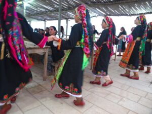 Χορός στο πανηγύρι του Αι Γιάννη στη Βρουκούντα στην περιφέρεια της Ολύμπου στη βόρεια Κάρπαθο.