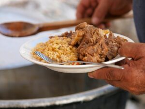 Το γεύμα του πανηγυριού του Αι Γιάννη στη Βρουκούντα στην περιφέρεια της Ολύμπου στη βόρεια Κάρπαθο.