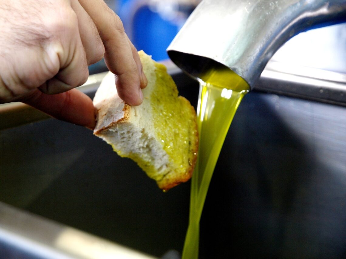 Λιομαζώματα, λάδι, ψωμί, ελεοτριβείο στους Γαργαλιάνους.