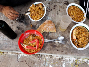 Ψαράδικη μαγειρική: Κάβουρες από τα βαθιά νερά μαγειρεμένοι στο καΐκι.