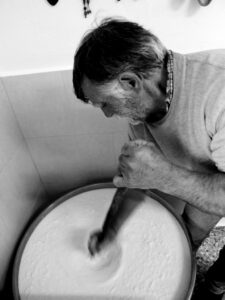 Ο Γιάννης Κάγκανης πήζει το Αρσενικό τυρί στον μητάτο του στη Νάξο