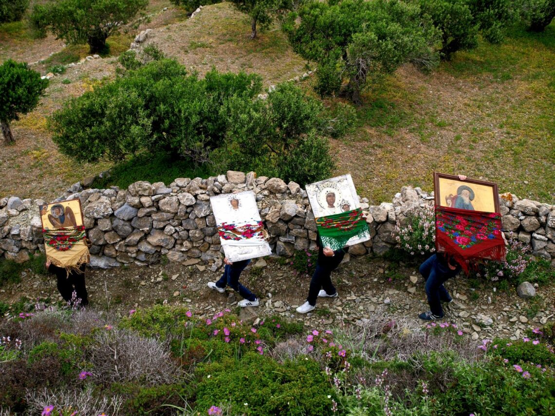 Περιφορά των Εικόνων τη Λαμπρή Τρίτη στην Όλυμπο της Καρπάθου.