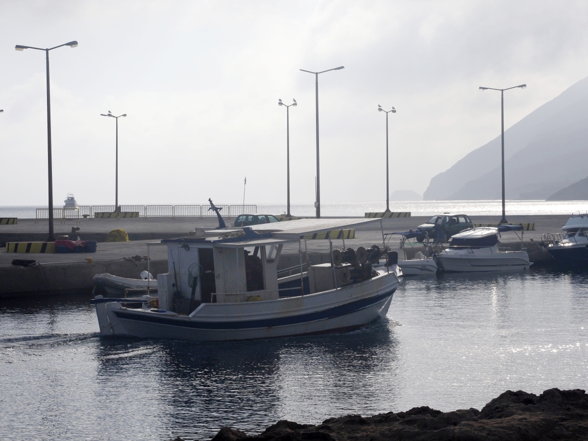 Τα ψαροκάικα αρχίζουν να επιστρέφουν με τη ψαριά τους στο λιμάνι της Μπούκας στην Κάσο.