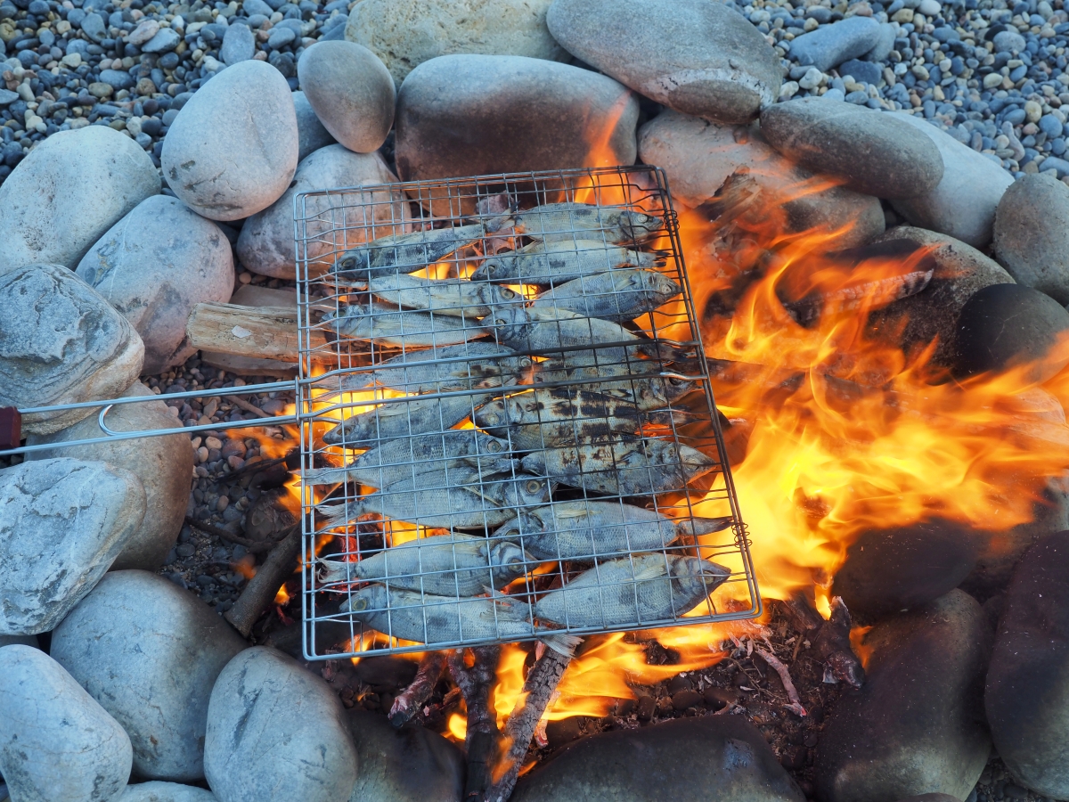 Φωτιά στη Χέλατρο για να καψαλιστούν οι αφυδατωμένες στον ήλιο φαρδιές μένουλες και να γίνουν τσίροι.