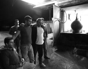 Συντροφιά στο καζάνι του Περικλή Φραγκεδάκη στου Καράνου των Χανίων.