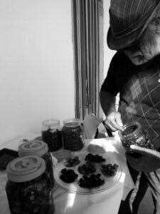 Ο Γιώργος Σπανός σερβίρει ποικιλία ελιών ως πρώτο μεζέ για το τσίπουρο