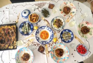 Τραπέζι στρωμένο με τις γεύσεις της βαθιάς νησιωτικότητας.