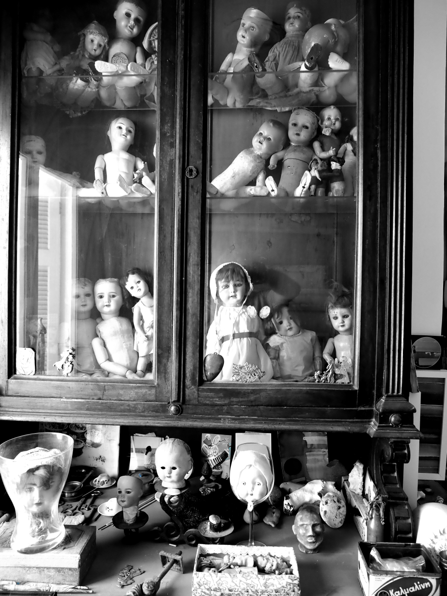 Η βιτρίνα με τις κούκλες στο εργαστήριο της ζωγράφου Άννας Μαρίας Τσακάλη στην Αθήνα.