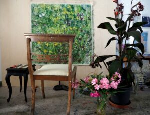 Η θέση εργασίας της ζωγράφου Άννας Μαρίας Τσακάλη στο εργαστήριό της στην Αθήνα.
