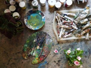 Η παλέτα και τα χρώματα της ζωγράφου Άννας Μαρίας Τσακάλη στο εργαστήριό της στην Αθήνα.