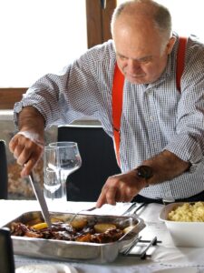Ο Γιώργος Σταθόπουλος σερβίρει στη Νεμέα τη σπεσιαλιτέ του κατσικάκι στο φούρνο
