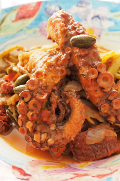 Χταπόδι με ασκολύμπρους, λιαστές ντομάτες και αγγουράκια κάπαρης.