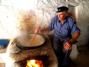 Τα σπάνια τυριά του Αιγαίου, ψήσιμο σιτάκας σε παραδοσιακό μητάτο στην Κάσο