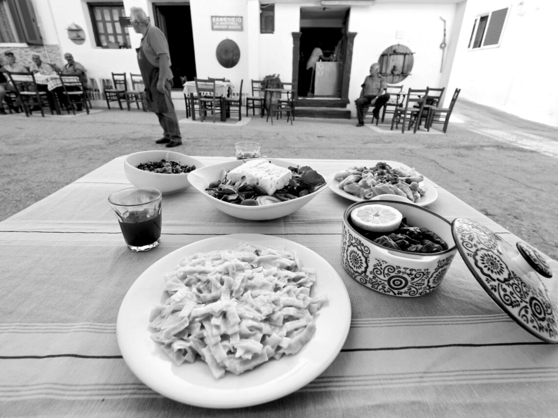 Κασιώτικο τραπέζι στην πλατεία της Μαρούκλας στο Αρβανκιτοχώρι της Κάσου