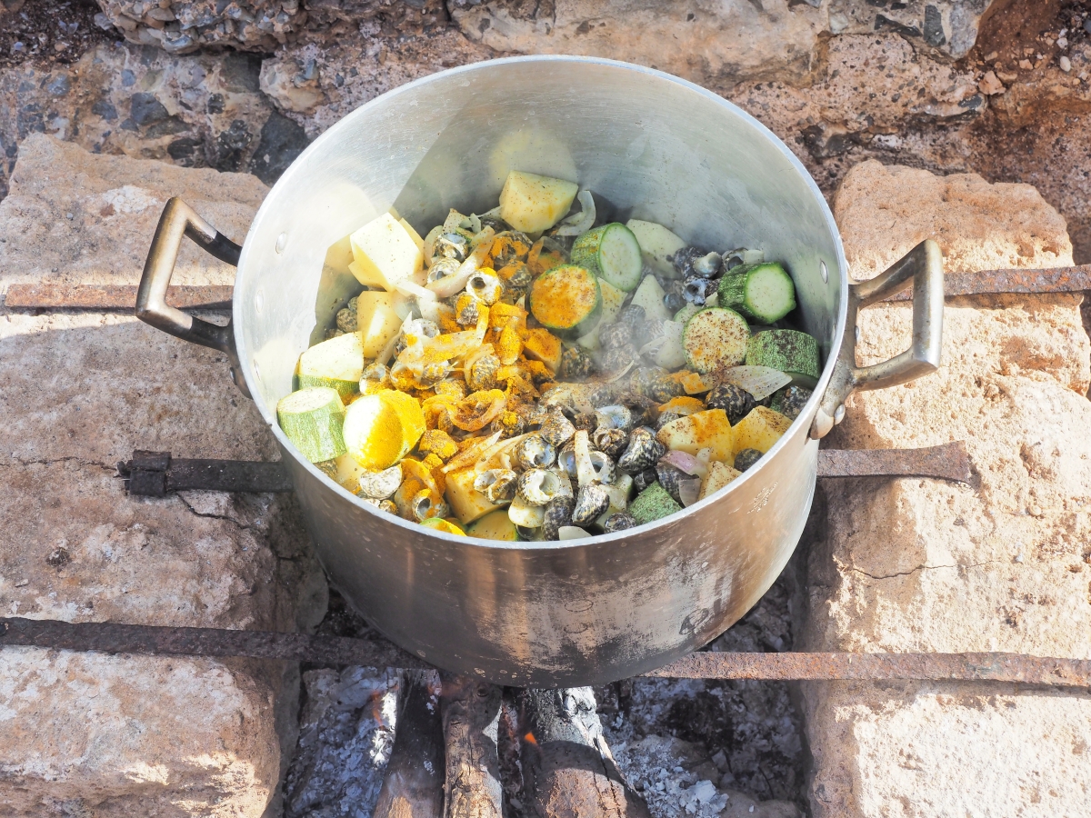 Μινωική παράδοση, χοχλιοί της θάλασσας μαγειρεμένοι με κολοκυθάκια, πατάτες και ντοματάκια.
