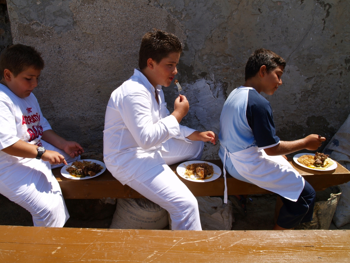 Η απόλαυση του παραδοσιακού πιάτου του γλεντιού στο πανηγύρι της Πέρα Παναγίας το Δεκαπενταύγουστο στην Κάσο.