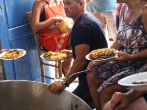 Το σερβίρισμα του παραδοσιακού πιάτου του πανηγυριού το Δεκαπενταύγουστο στην Κάσο.