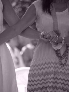 Χέρια πλεγμένα στο ζερβό χορό στο πανηγύρι της Πέρα Παναγίας το Δεκαπενταύγουστο στην Κάσο.