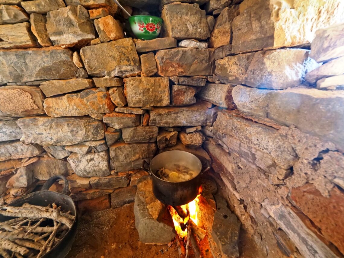 Ψαρέματα και κακαβιά στο σπιτάκι των ψαράδων στο Μεγάλο Αυλάκι στον νότο της Κάσου.