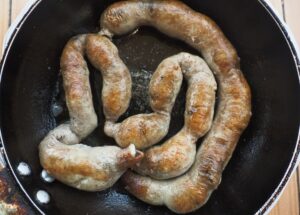 Οματιές, γεμιστά ψιλά έντερα του χοίρου, ανανεωμένες στο τηγάνι.