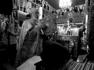 Ο παπα-Γιάννης αναγγέλλει την Ανάσταση στον γυναικονίτη της Κοίμησης στην Όλυμπο της Καρπάθου.