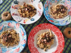 Σκιουφιχτά μακαρόνια με τη σιτάκα, στάκα και απάκι, τσικνωμένα.