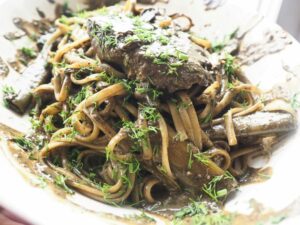 Ζυμαρικά λιγκουίνι βαπτισμένα στη σάλτσα από τους ολούς των χταποδιών.