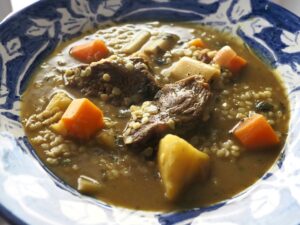 Μοσχάρι σούπα με λαχανικά και τραχανά.