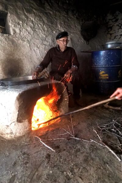 Στα κασιώτικα μητάτα οι φωτιές είναι φυσικές από ξύλα του τόπου.