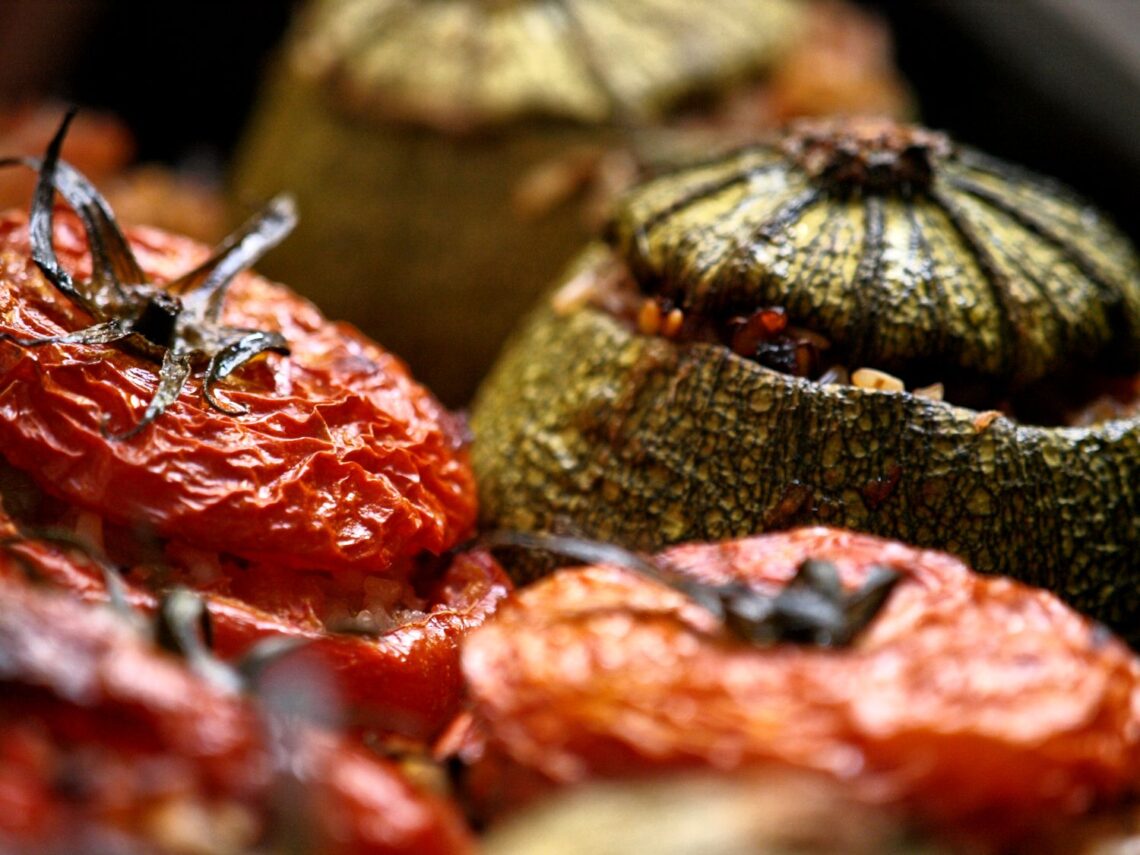 Τα γεμιστά μόλις έχουν βγει από το φούρνο.