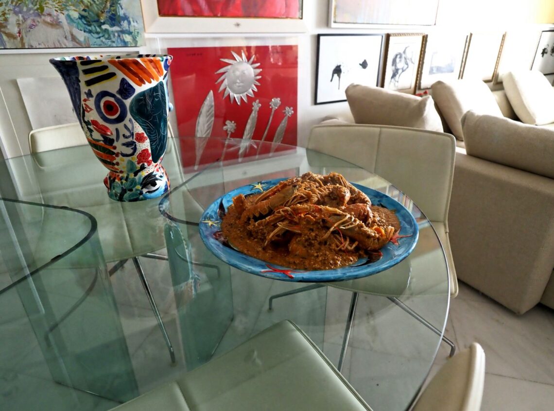 Καραβίδες με ξινόχοντρο σε πιατέλα της Ειρήνης Ηλιοπούλου.