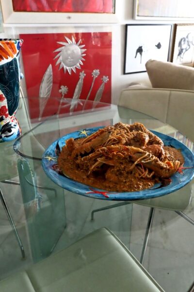 Καραβίδες με ξινόχοντρο σε πιατέλα της Ειρήνης Ηλιοπούλου.