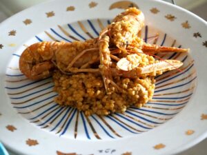 Καραβίδες με τραχανά σε πιάτο του Αλέκου Φασιανού.