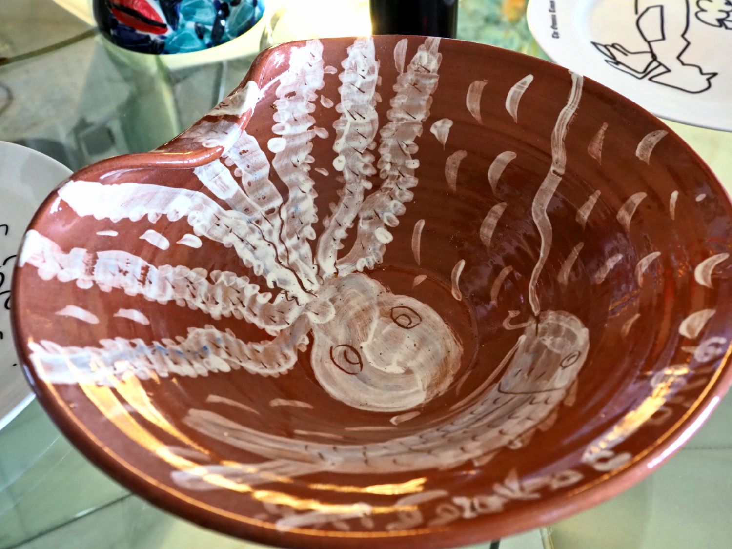 Γαβάθα με το αρχαιοπρεπές χταπόδι του Αλέκου Φασιανού.