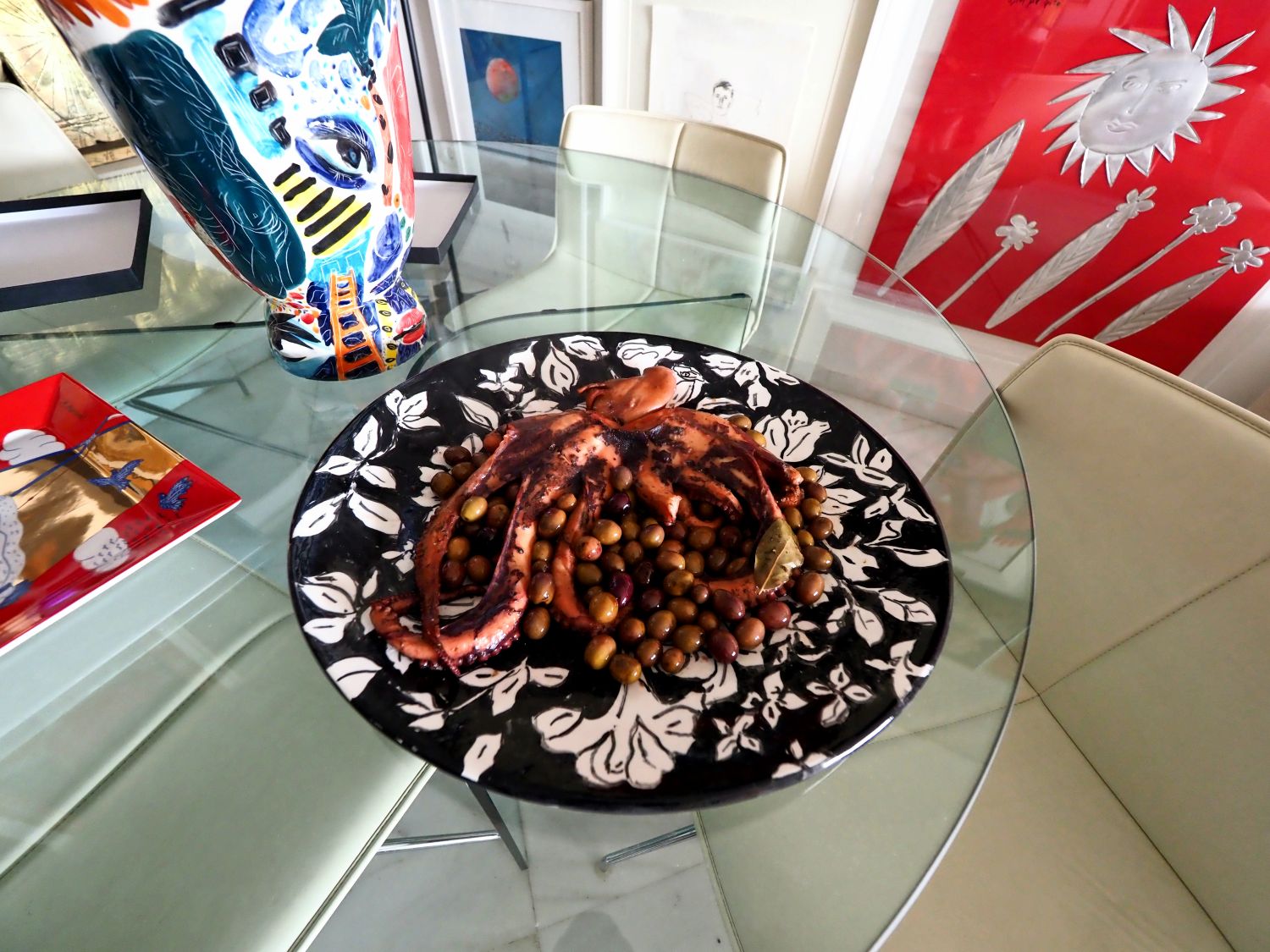 Χταπόδι με νερατζολιές σε πιατέλα της Ειρήνης Ηλιοπούλου.