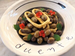 Ελιές αρτυμένες με χυμό νεραντζιού, σε γαβάθα του Αλέξη Βερούκα.