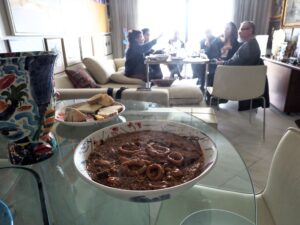 Καλαμάρια γιουβέτσι σε γαβάθα του Γιώργου Χαδούλη.