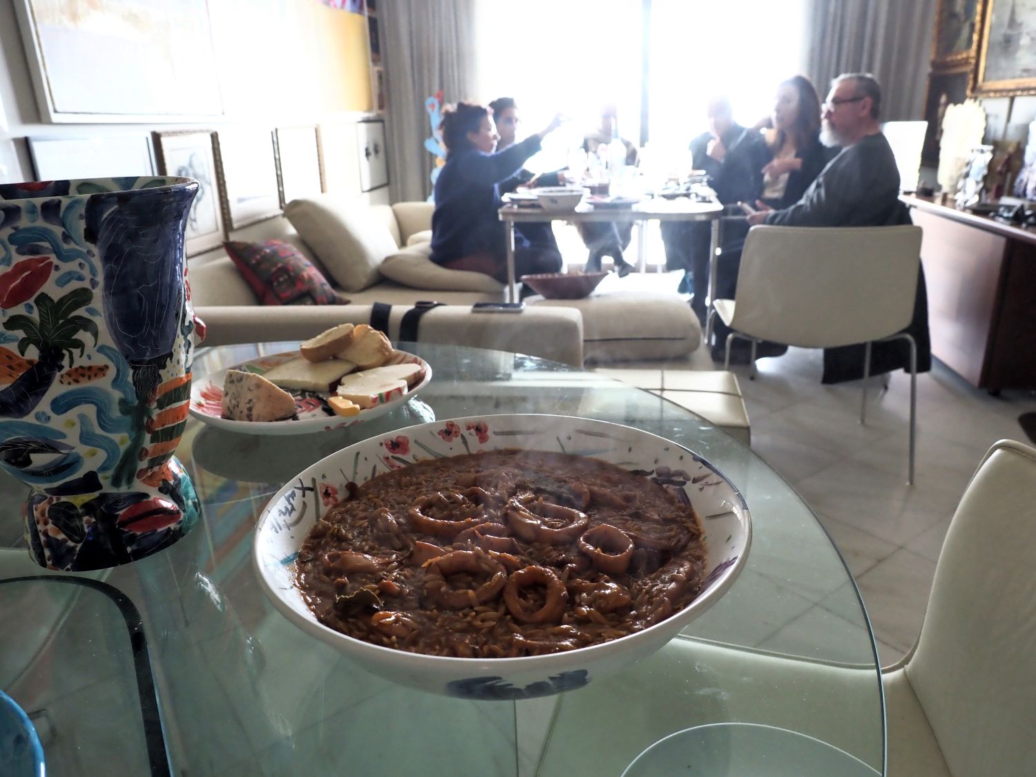 Καλαμάρια γιουβέτσι σε γαβάθα του Γιώργου Χαδούλη.