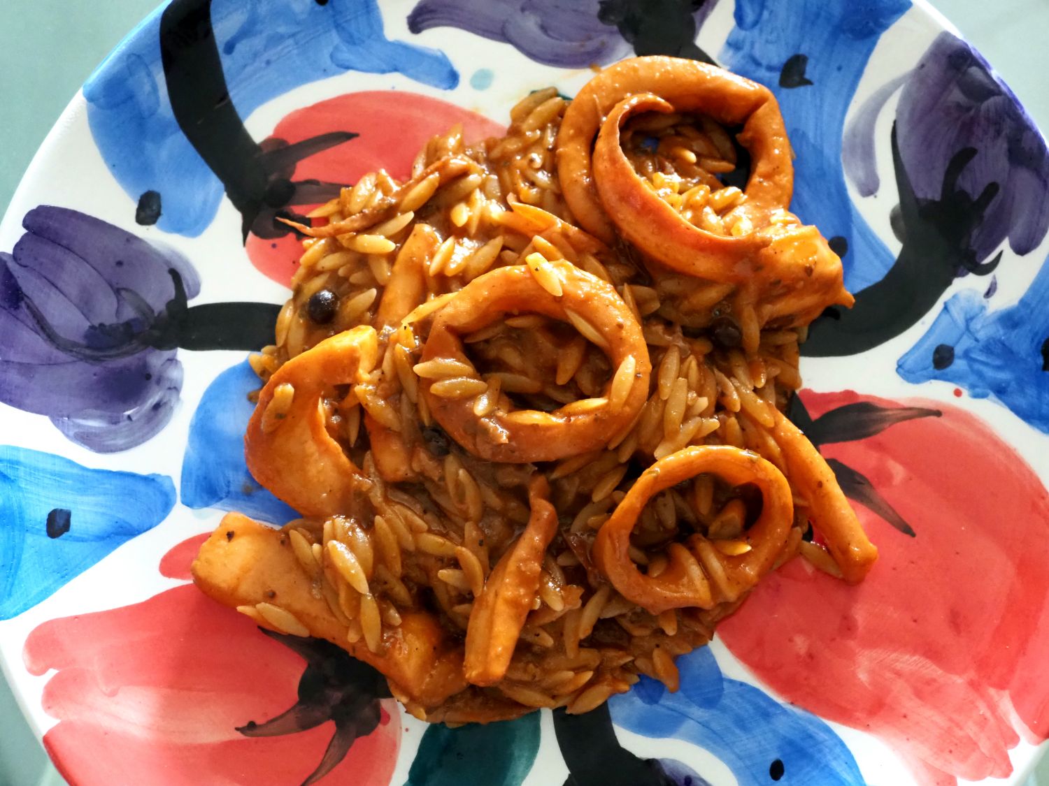 Καλαμάρια γιουβέτσι σε πιάτο του Γιώργου Χαδούλη.