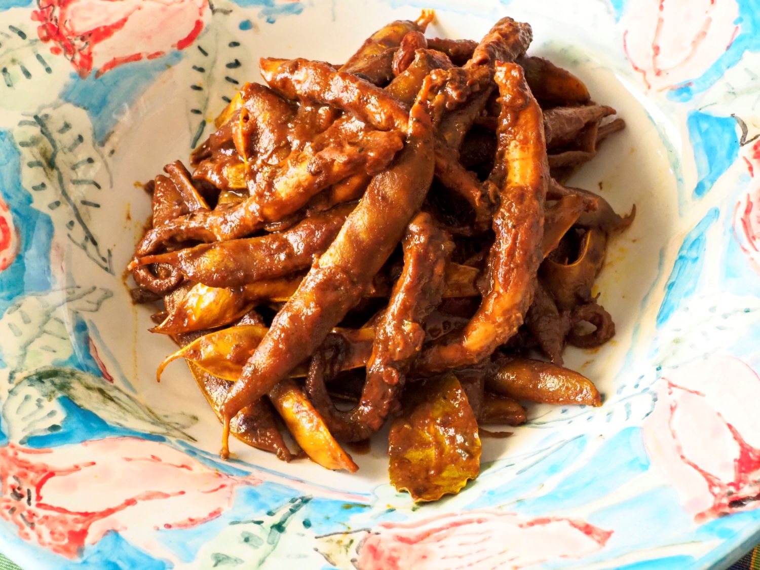 Χταπόδι με παστοφάσουλα, σε πιάτο ζωγραφισμένο από την Ειρήνη Ηλιοπούλου.