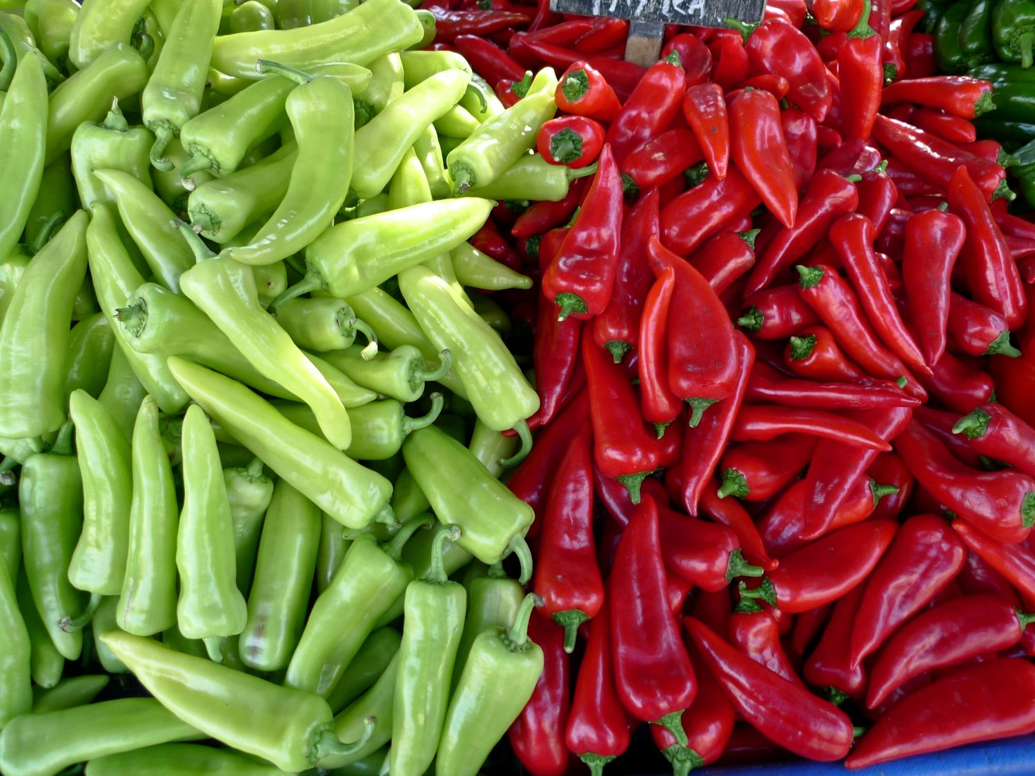 Πιπεριές σε πάγκο της Λαϊκής αγοράς.