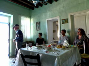 Στο φιλόξενο σπίτι του κυρίου Μίμη στην Άνω Μεριά.