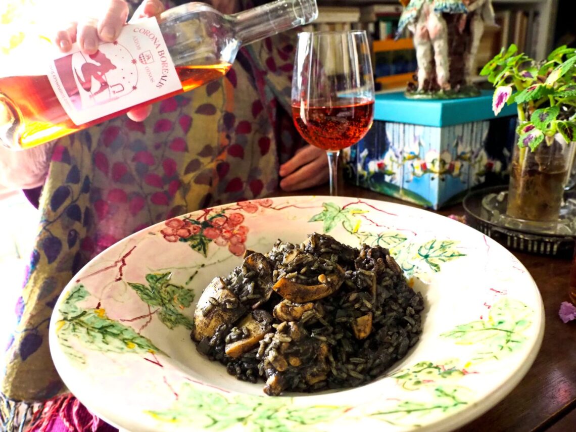 Το σουπιοπίλαφο παρέα με το ροζέ κρασί Corona Borealis.