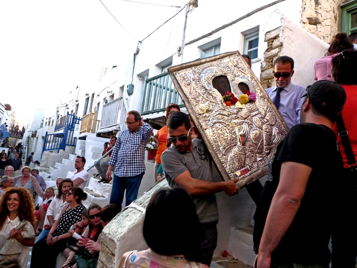 Η Εικόνα της Παναγίας μέσα στο σκηνικό του απίθανου σοκακιού του Κάστρου.