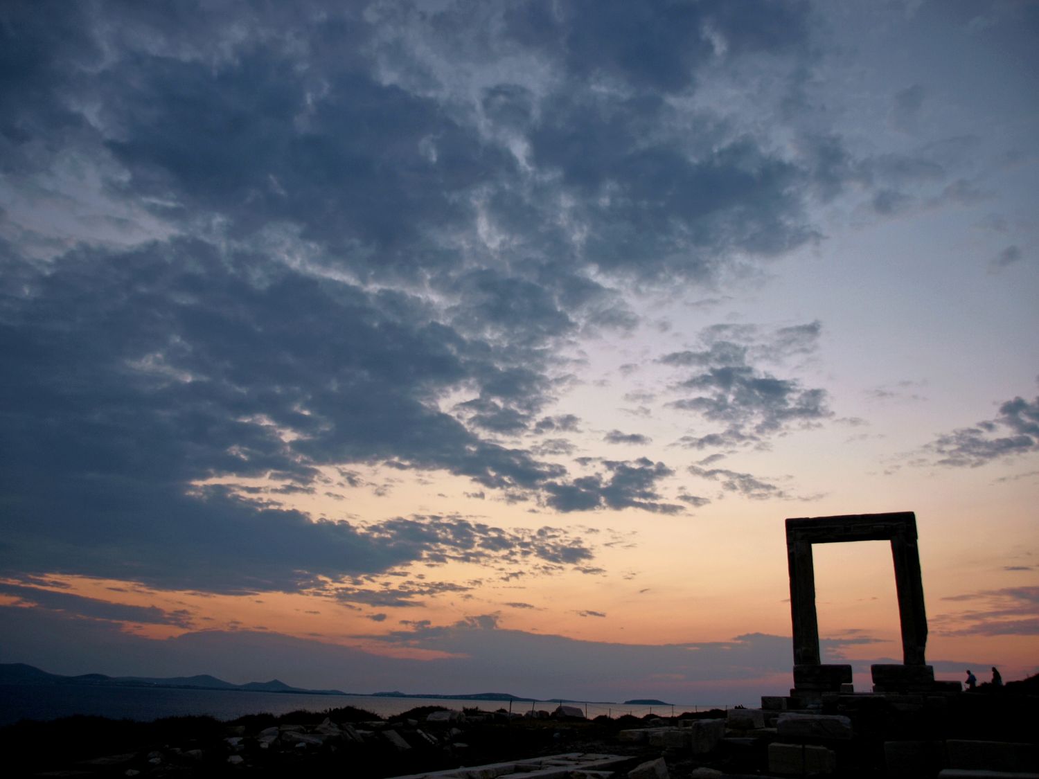 Το μυστήριο του ηλιοβασιλέματος στην Πορτάρα της Νάξου.