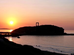 Η θέα του ηλιοβασιλέματος πίσω από τα Παλάτια από τη Γρόττα.