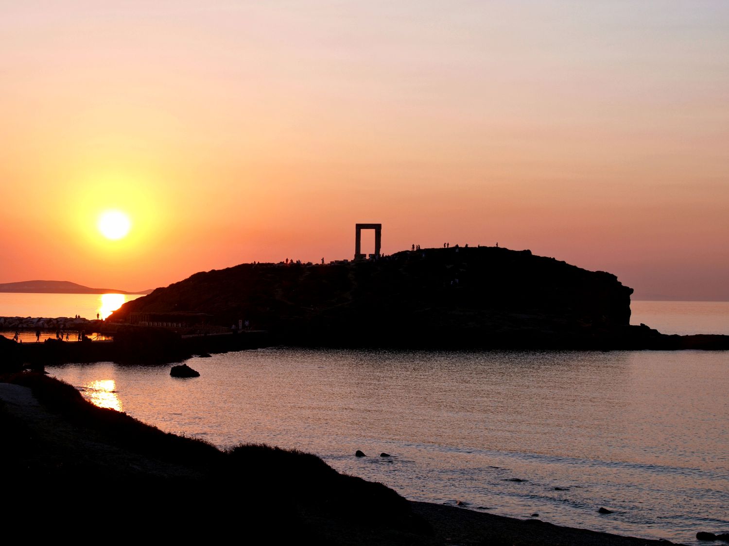 Η θέα του ηλιοβασιλέματος πίσω από τα Παλάτια από τη Γρόττα.