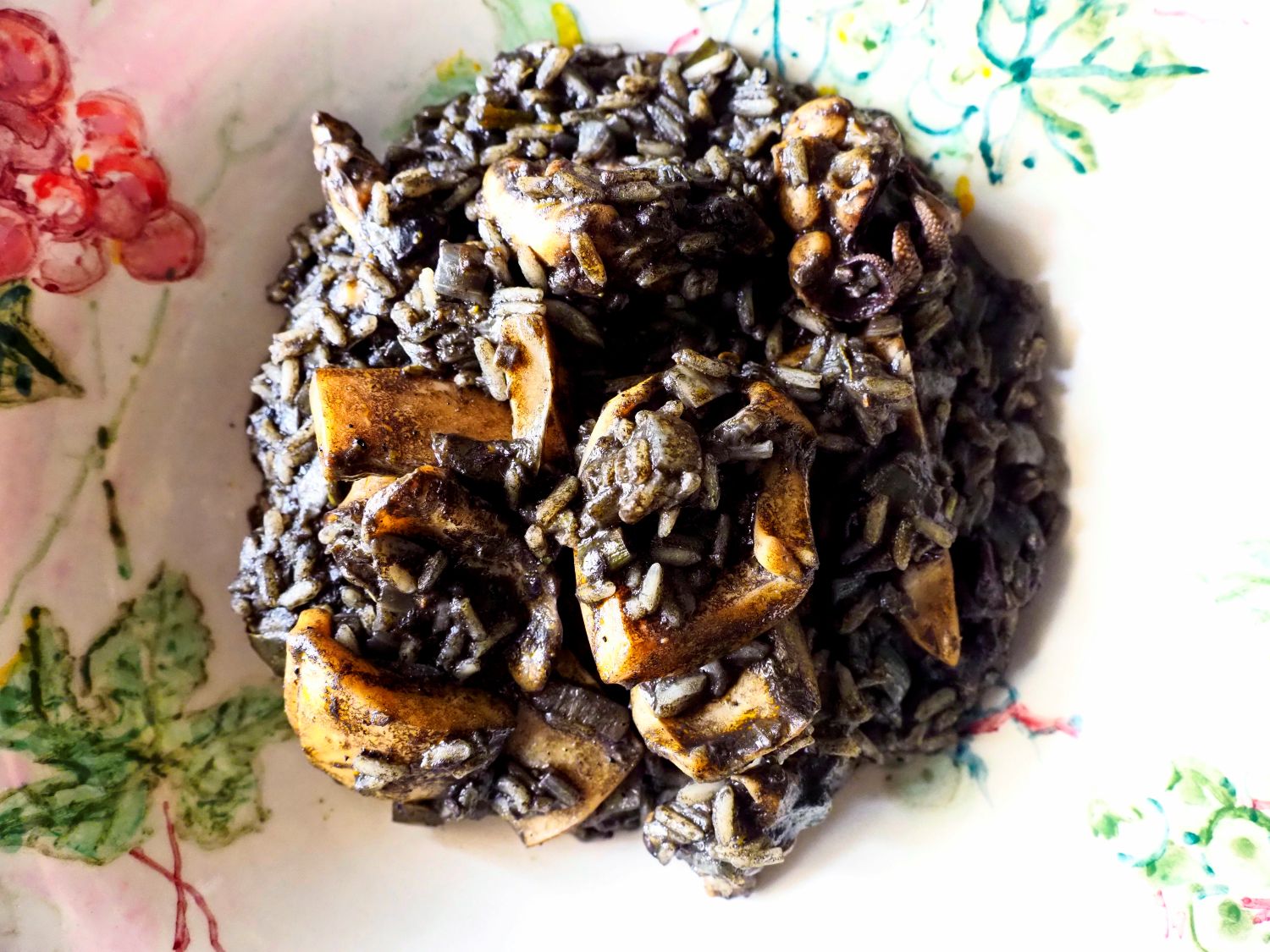 Σουπιοπίλαφο κοινωμένο σε πιάτο ζωγραφισμένο από την Ειρήνη Ηλιοπούλου.